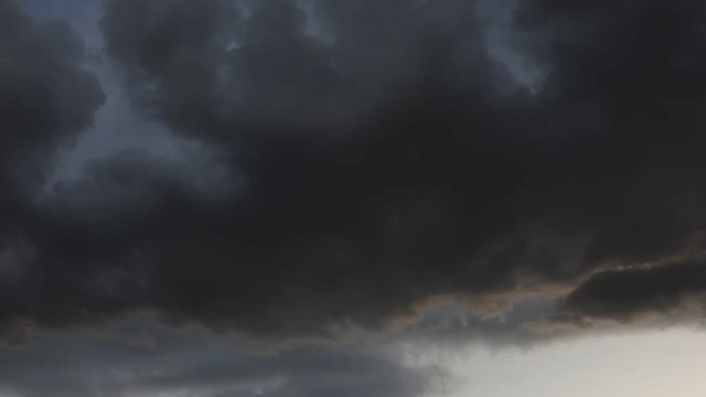 どんよりした黒雲が、のしかかるように下へ沈んでいきます。