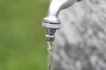 Ein Wasserhahn an einer Quelle