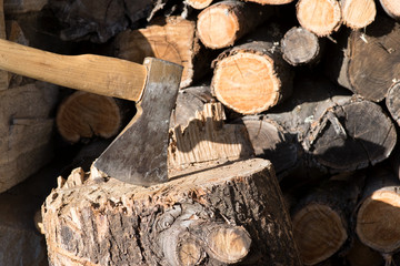 Eine Axt und Stapel vom Holz