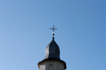 Ein Kreuz an einer Kirche