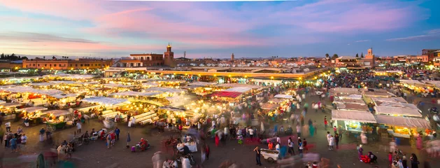 Keuken spatwand met foto Jamaa el Fna marktplein, Marrakech, Marokko, Noord-Afrika. Jemaa el-Fnaa, Djema el-Fna of Djemaa el-Fnaa is een beroemd plein en marktplaats in de medinawijk van Marrakech. © kasto