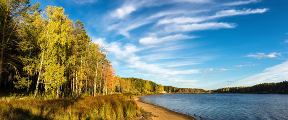 панорама осеннего пейзажа на берегу озера с лесом и...