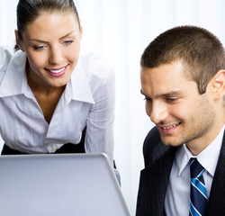 Obraz premium Two businesspeople working with laptop