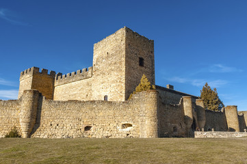 Fototapeta na wymiar Castillo de la villa medieval de Pedraza, en la provincia de Segovia, en España