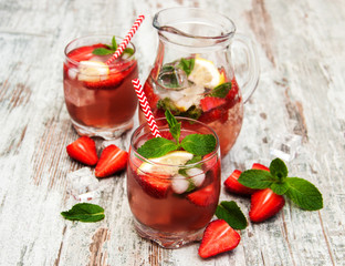 Lemonade with srtawberries