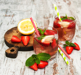 Lemonade with srtawberries