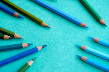 An image in which blue pencils are scattered irregularly.