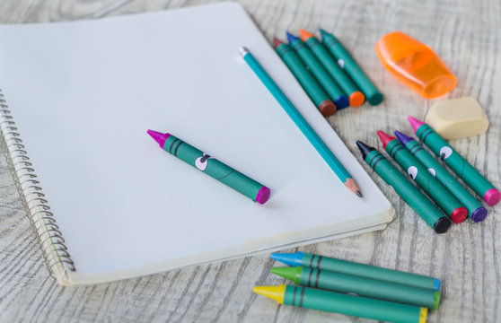 Libreta con crayones de colores