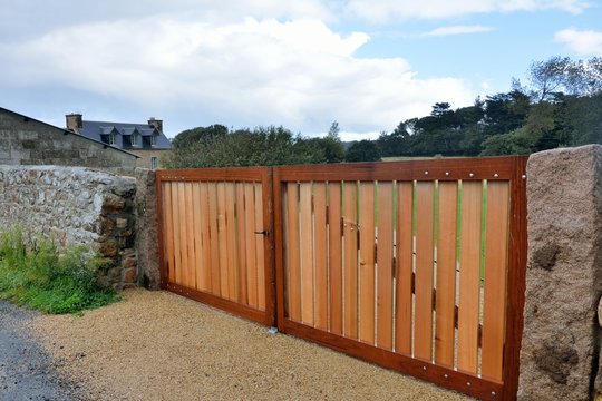 Joli portail en bois