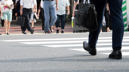 群衆・歩く人・横断歩道・東京駅