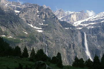 Cascades du Cirque de Gavarnie au printemps, Hautes Pyrénées, France