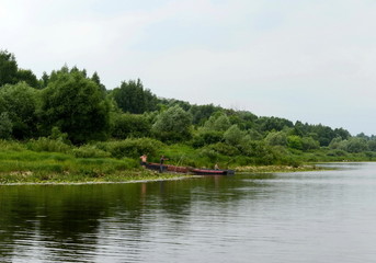 Fototapeta na wymiar Fishermen on the Oka River.