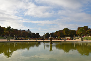 Fototapeta premium Grand bassin du jardin du Luxembourg en automne à Paris, France