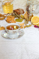 Obraz na płótnie Canvas cup of hot tea and autumn leaves, on wooden table