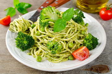 Spaghetti with green peas and basil pesto