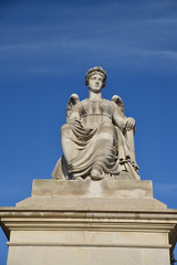 Fototapeta na wymiar Statue de l'Histoire au jardin du Carrousel à Paris, France