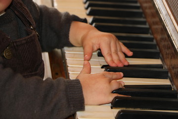 petites mains jouent du piano