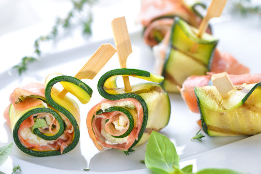 Zucchinir&ouml;llchen mit feinem italienischem Schinken und Frischk&auml;se mit Basilikum - Zucchini appetizer rolls with delicious Italian ham and cream cheese with basil