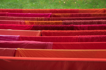 Wäscheständer mit roter Bügelwäsche, aufgehängt zum Trocknen im Garten