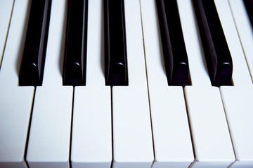 Naklejka premium A piano keyboard taken close up.