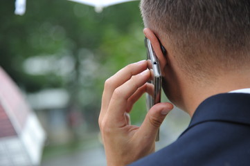 mann mit mobiltelefon handy am ohr telefoniert