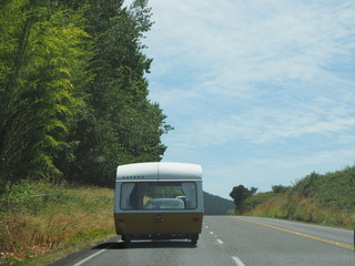Wohnwagenanhänger auf Autobahn