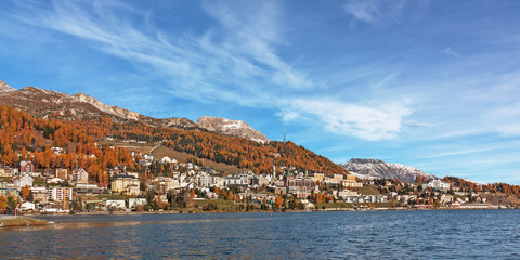 St. Moritz mit St. Moritzersee und dramatischem Himmel im Herbst im Engadin in Graubünden, Schweiz