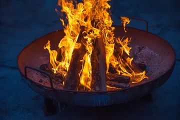 Abwaschbare Fototapete große Pfanne mit Lagerfeuer - offenes Kochfeuer © SusaZoom