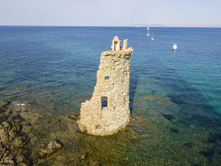 Vista aerea della Torre Genovese, Tour Genoise, Penisola di Cap Corse, Corsica. Tratto di costa....