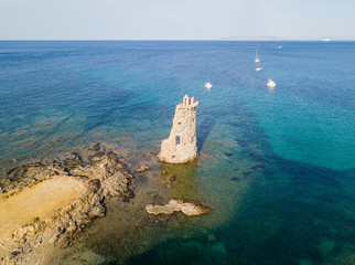 Vista aerea della Torre Genovese, Tour Genoise, Penisola di Cap Corse, Corsica. Tratto di costa....