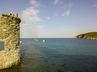 Vista aerea della Torre Genovese, Tour Genoise, Penisola di Cap Corse, Corsica. Tratto di costa....