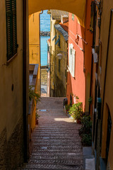 Steile Gasse in Cervo, Riviera di Ponente, Liguria, Italy