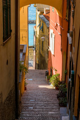 Fototapeta na wymiar Steile Gasse in Cervo, Riviera di Ponente, Liguria, Italy