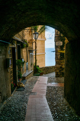Gasse durch die Altstadt von Cervo, Riviera di Ponente, Liguria, Italy