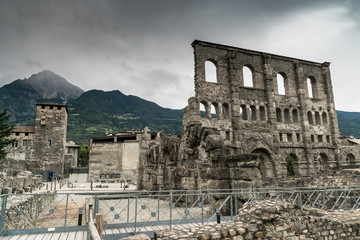 Archeologische Überreste des Teatro Romano in Aosta, Italien