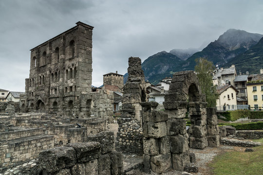 Archeologische Überreste des Teatro Romano in Aosta, Italien