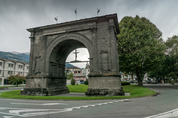 Fototapeta na wymiar Arco d'Augusto in Aosta, Italien