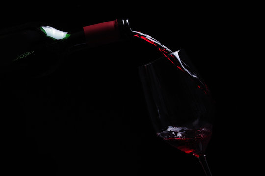 Ein Glas Wein einschenken 