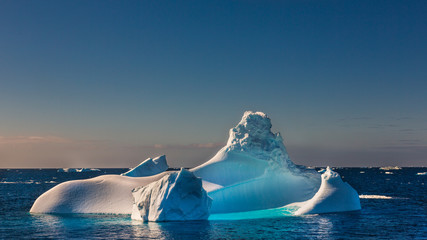 Obrazy na Szkle  Widok na górę lodową unoszącą się w morzu