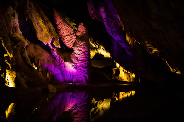 Grotte illuminée