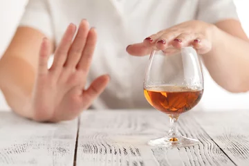 Foto op Plexiglas vrouw weigert alcohol te drinken © Andrey Cherkasov