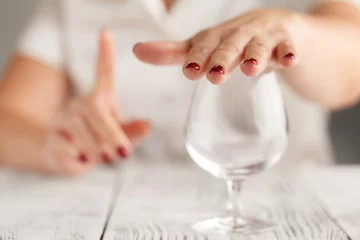 Crédence de cuisine en verre imprimé Bar Cropped image of woman showing stop gesture and refusing to drink