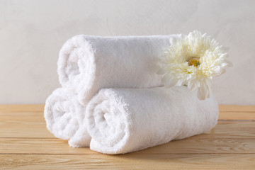 Obraz na płótnie Canvas towels roll with flower