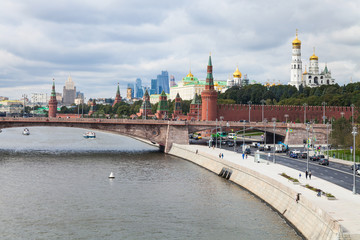 Obraz premium Moscow city and Kremlin from Floating Bridge
