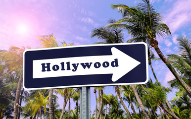 Obraz premium HOLLYWOOD arrow sign.