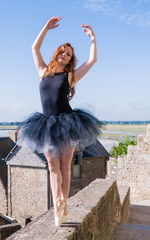 Danseuse classique sur pointes au Mont St Michel