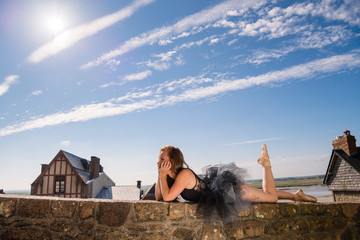 Danseuse classique au repos au Mont St Michel