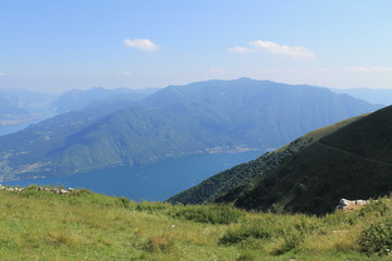 Montagna Lago Paesaggio - 172383826