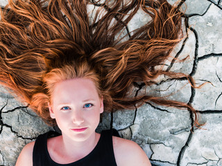 Portrait Jeune Femme Rousse sur la plage dans la baie du Mont St michel