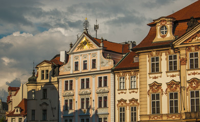 Fototapeta na wymiar Antichi palazzi decorati nella piazza della città vecchie di Praga, Repubblica Ceca